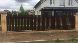 Заборы из металлического штакетника