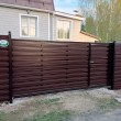 Откатные ворота из евроштакетника с горизонтальным штакетником "Шахматка" механические на ж/б
